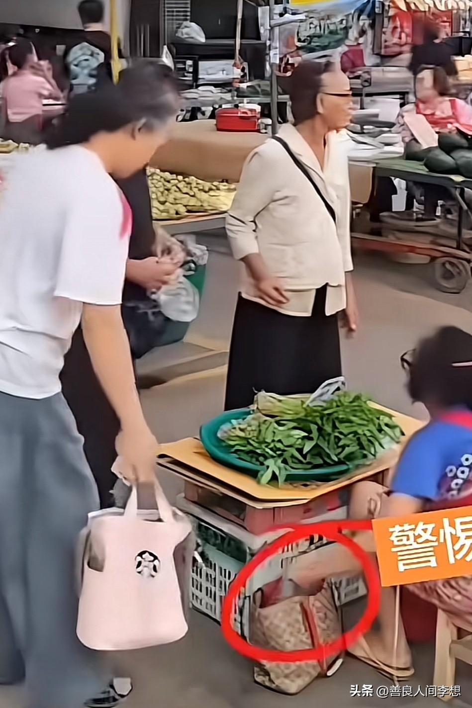现在有的人人模狗样的，但就是不干人事！

摊主一个不小心被坏人钻了空子，卖了一把