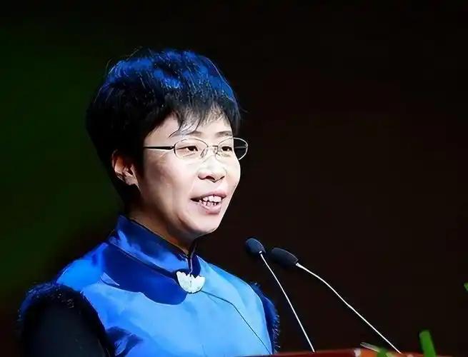 50岁北大才女蒙曼，终究没逃过老父亲临终的含泪催婚！老人拼尽最后力气哀求：干得再
