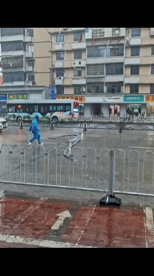 外卖小哥雨中清理路障，小小的身躯托起大大的善意！用自己的行动守护着我们的安全，感