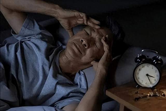 九点睡觉是错误的？医生建议：过了70岁，睡觉尽量要做到这3点