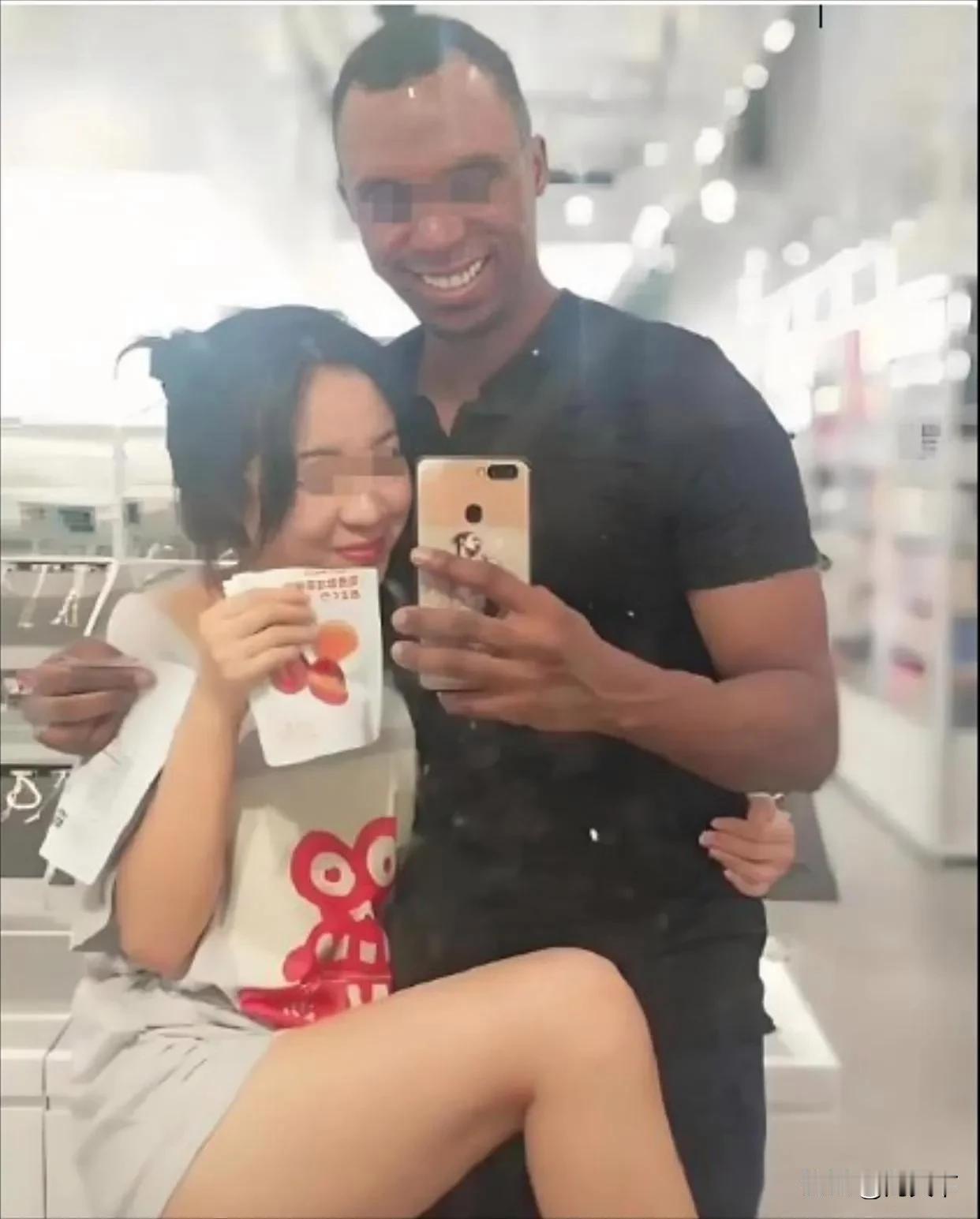 你看看他们专挑有钱又长得美的女孩追。接着就啥都有啦，老婆有了，中国身份也有了，连