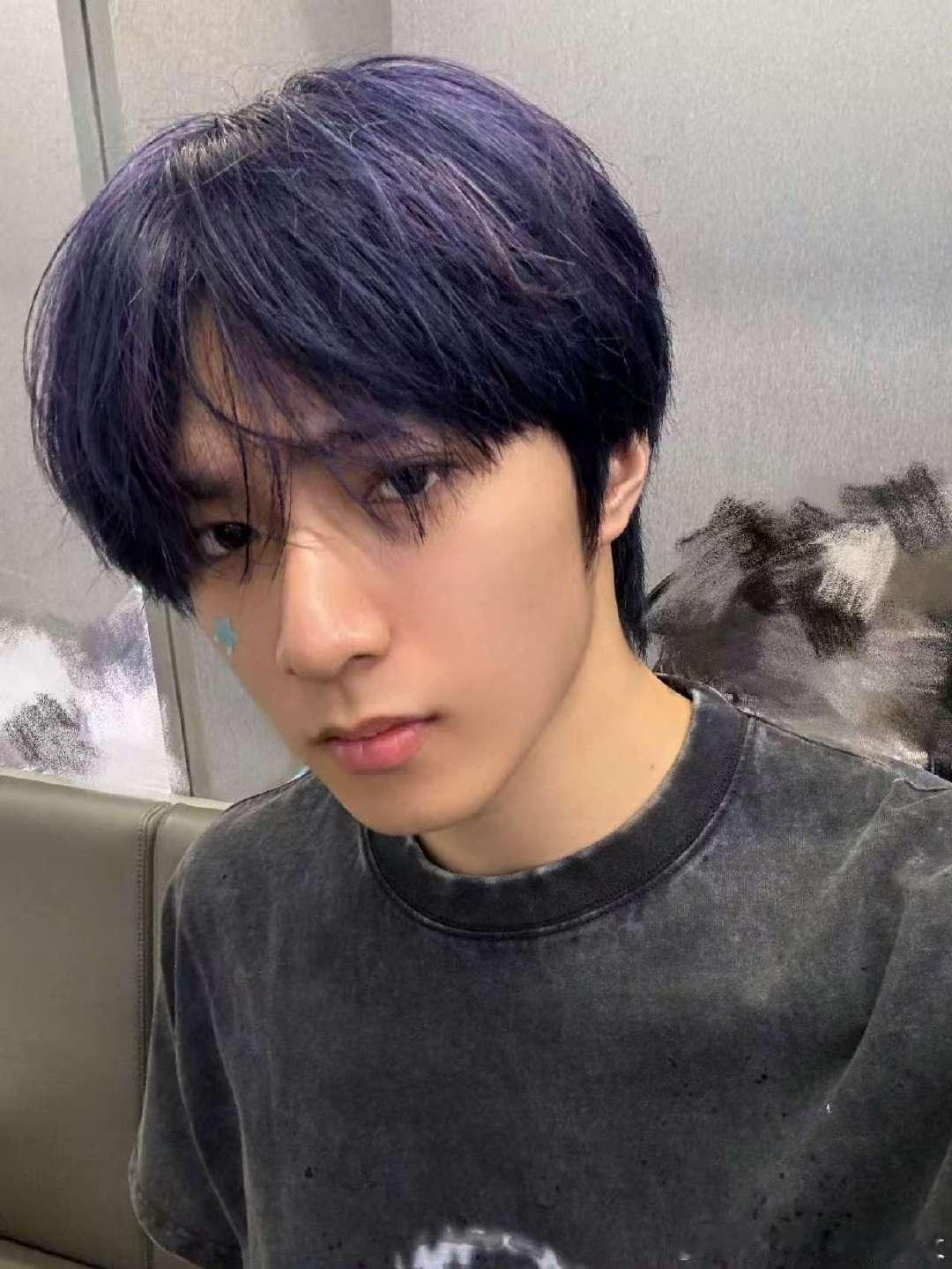 刘耀文染发到半夜刘耀文暗夜紫发 刘耀文染发到半夜！ ​​​