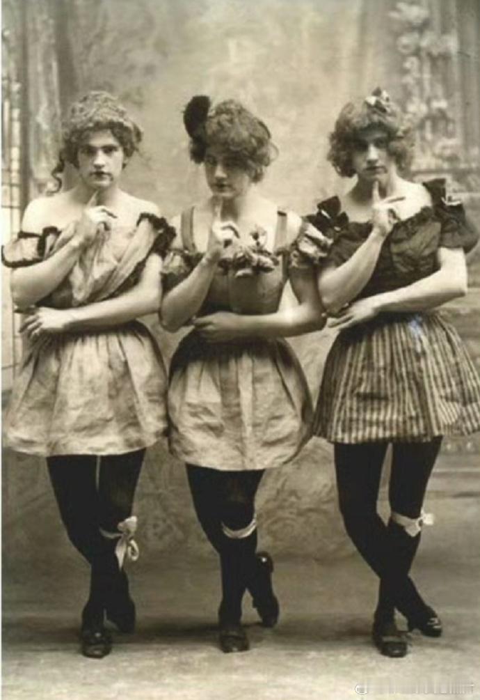 20世纪初，三个穿连衣裙连腿袜的男性 