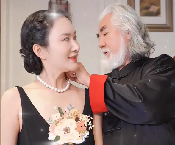 70岁的张纪中导演最近又上了热搜！两口子和网友的线上争论闹得挺火，愈演愈烈。
