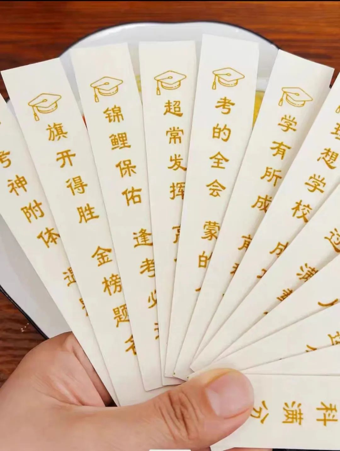 #高考生顶粽子用力过猛撞到门框#  考试生们的大日子即将到来。在中国，高考不仅是