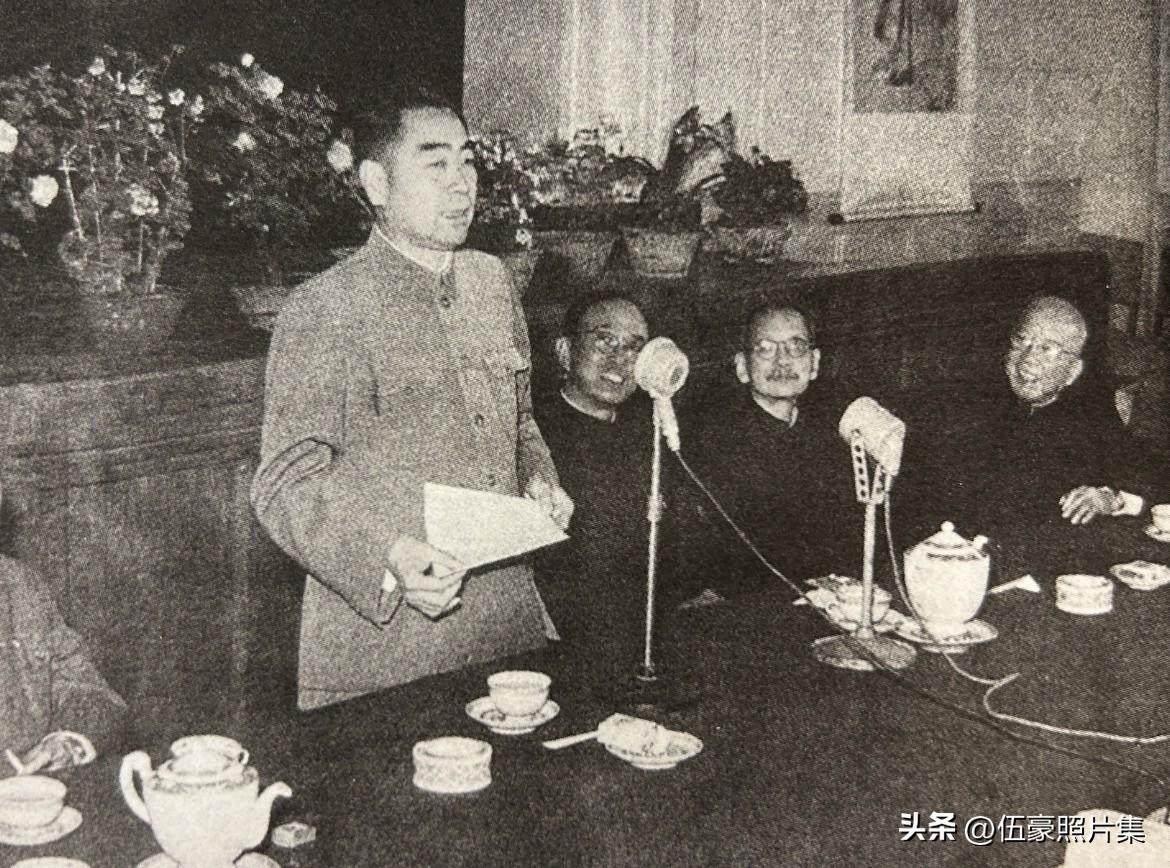 1957年5月14日，周恩来总理在北京中国画院成立大会上讲话的老照片。'周恩来总