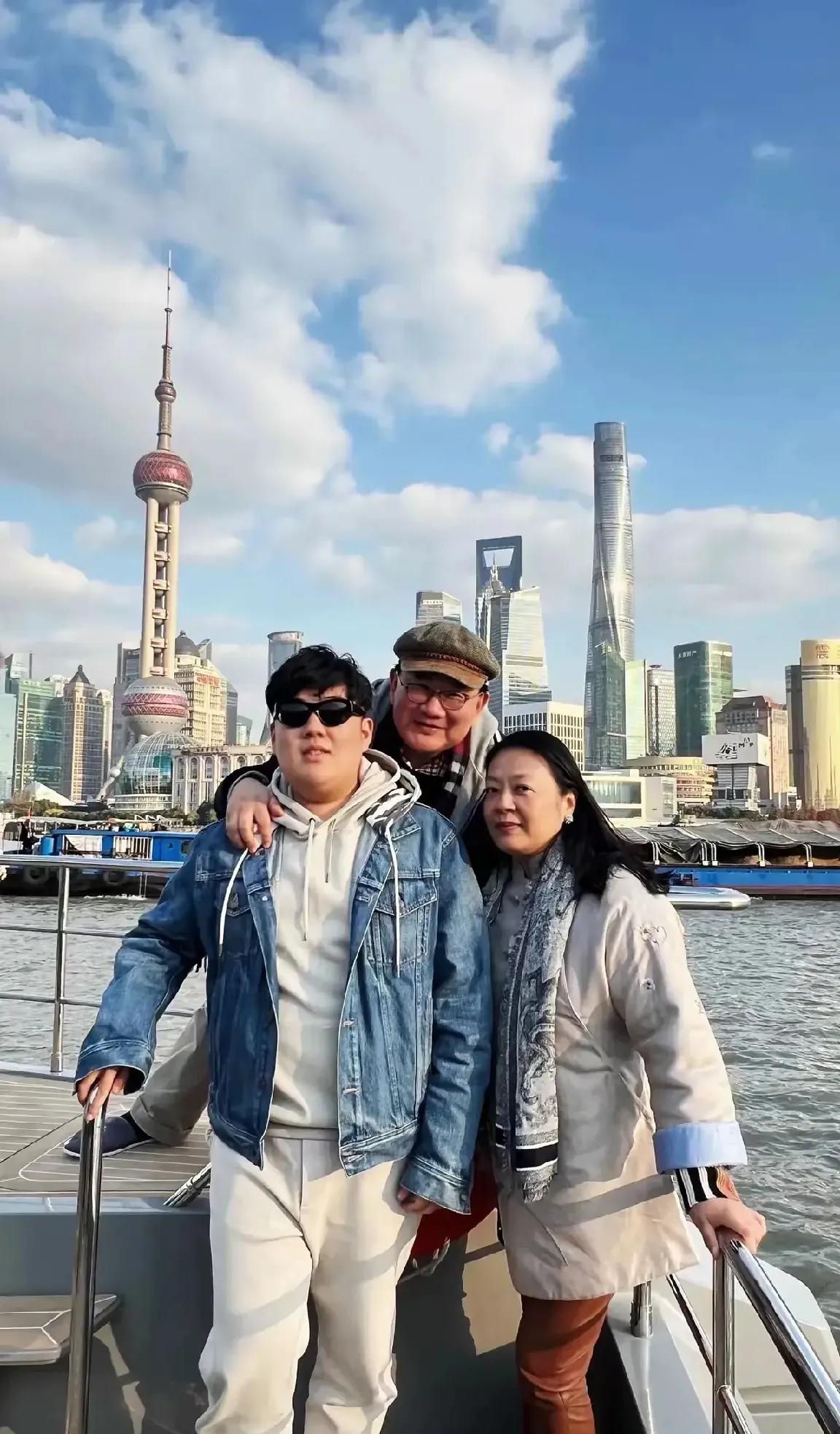 万万没想到！
最近曹可凡在社交平台上大方晒出了家人的照片，可把大伙的目光吸引住了