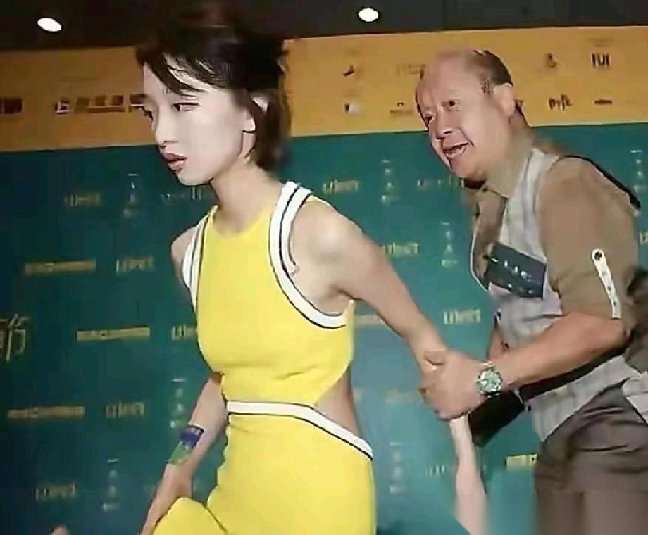 2015年，参加完某综艺活动后，周冬雨匆匆离开，曾志伟从后面跟上来拽住周冬雨的胳