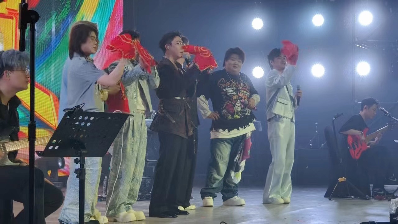 魔力sir家族转手绢整活 今天也是为魔力sir家族流泪的一天（笑出来的眼泪呜呜）