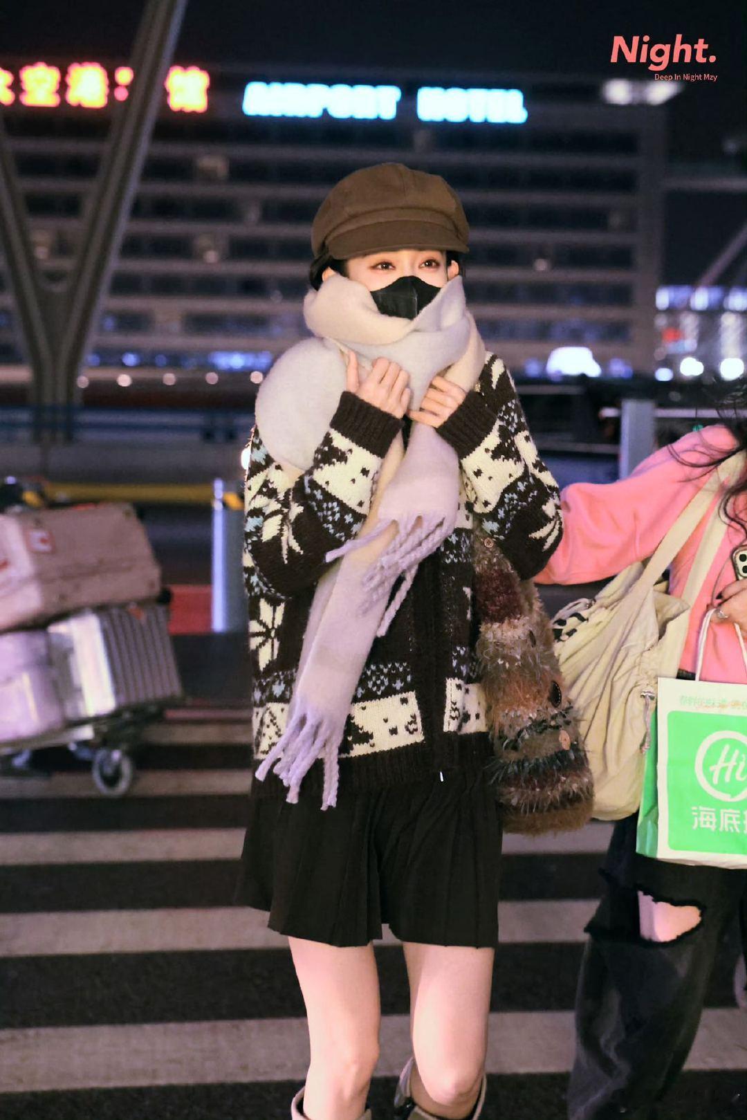 从举幅接机到贴脸合影，印尼粉丝的热情藏不住！孟姐用英文耐心回应每一份喜爱，复古贝