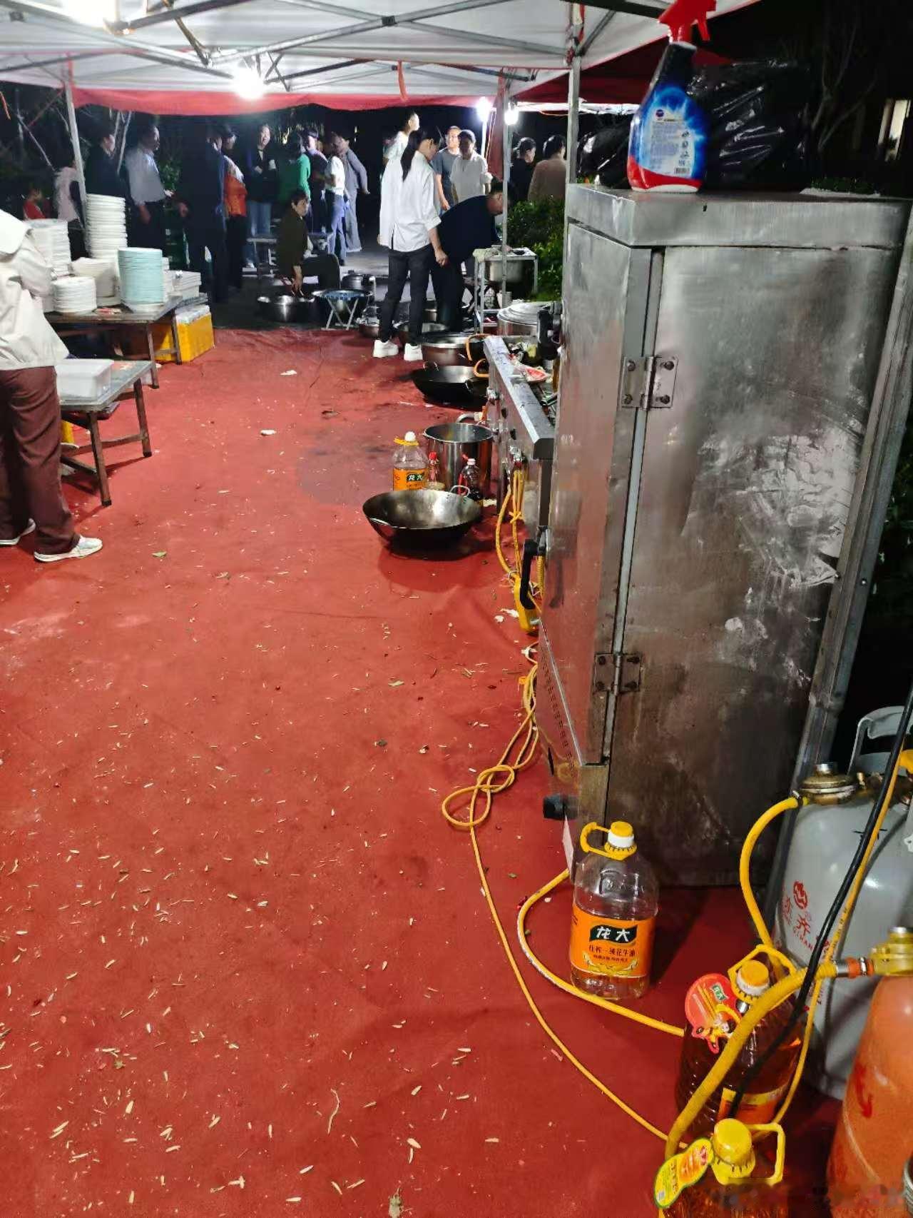 说说娶媳妇。近日，我住的地方有娶媳妇的，我想说几句。现在有的城市年轻人不结婚了，