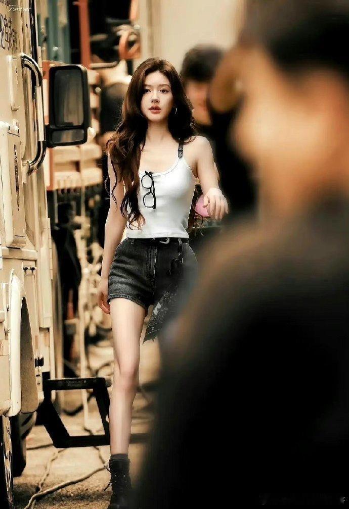 赵露思的许你耀眼今日份路透，这大姐大的酷girl，感觉如何？ ​​​