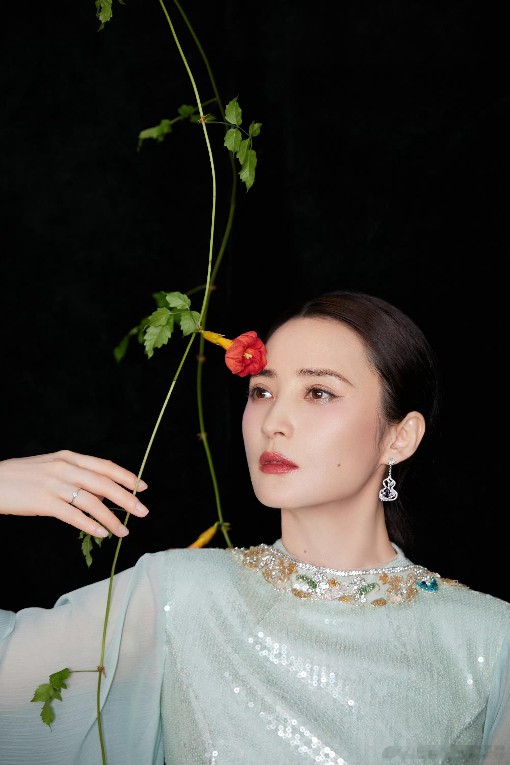 蒋勤勤国泰民安的美感被蒋勤勤秋晚造型蛊到！亮片长裙配藤蔓花饰，新中式韵味拉满，温