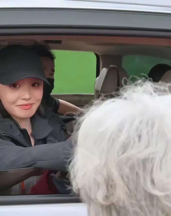 以前追刀神喊“爱刀天长地久”，如今转头追徐子尧喊“扶尧直上尧尧领先”。

口号换