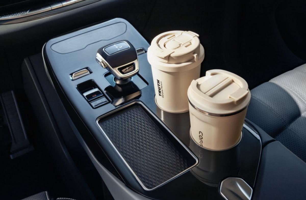 一直觉得，家用车的豪华不是靠一些花里胡哨的配置，而是靠能不能让全家舒服地出行。