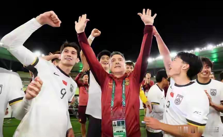 24号晚的中日决赛，估计中国队还是摆出铁桶阵，以防守为主，间或寻机反击。
因为日