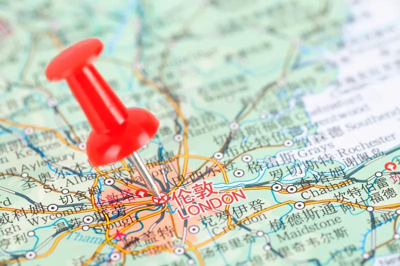 中国公民苏江波位于英国的85套房产，价值7.38亿，现已被冻结。若他在三个月内无