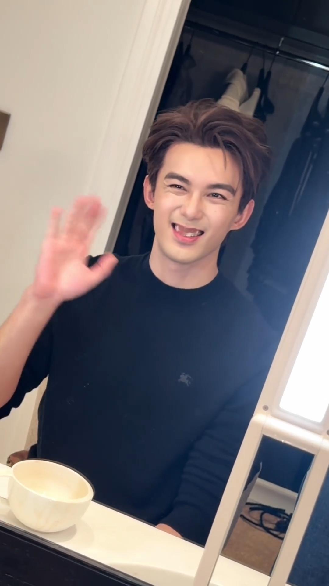 吴磊[超话]  上一秒：盛世美颜下一秒：憨憨吴磊 胡茬熟男感 ​​​
