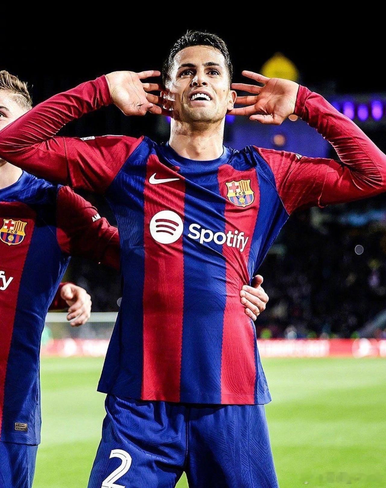 多方消息称巴塞罗那已向沙特阿拉伯俱乐部阿尔希拉尔发出报价租借若昂·坎塞洛，巴塞罗