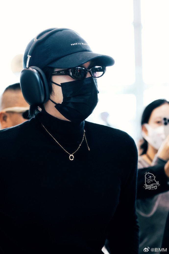 于适黑色高领紧身衣于适一身黑色高领紧身衣现身机场，这真的很哇塞。于适帅成这样啥意