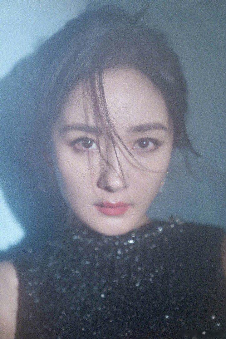 #杨幂耀夜闪钻长裙# 杨幂耀夜闪钻黑长裙真的好漂亮啊，我感觉姐姐真的穿什么都非常