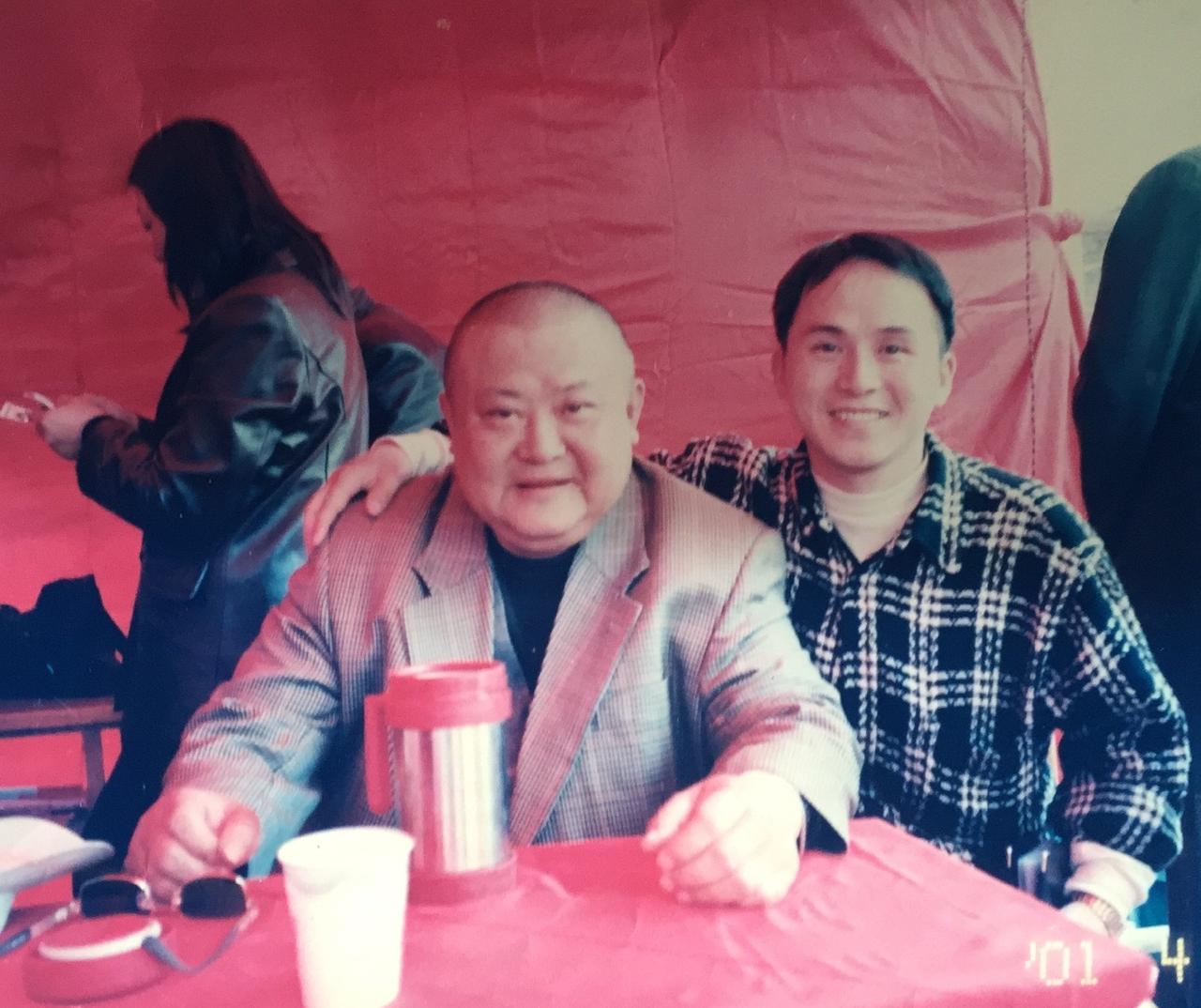 巴蜀笑星刘德一生前，一张罕见的留影，照片拍摄于2001年，拍摄地点为川渝地区一场
