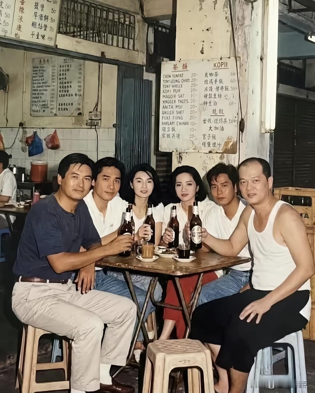 一群朋友在餐馆开心聚会。90年代的一张照片。最右边这位是谁？其余几位都认识。