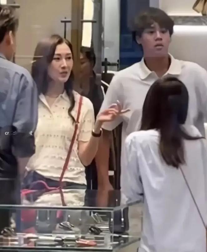 近日李嘉欣被拍打扮休闲逛商场，深蓝色蕾丝短裙配栗色微卷长发，让她整个人看上去非常