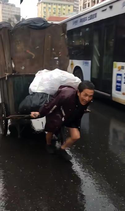 你告诉我什么是努力。什么又是生活？各种不守规矩的人往往赚的盆满钵满，老老实实劳动