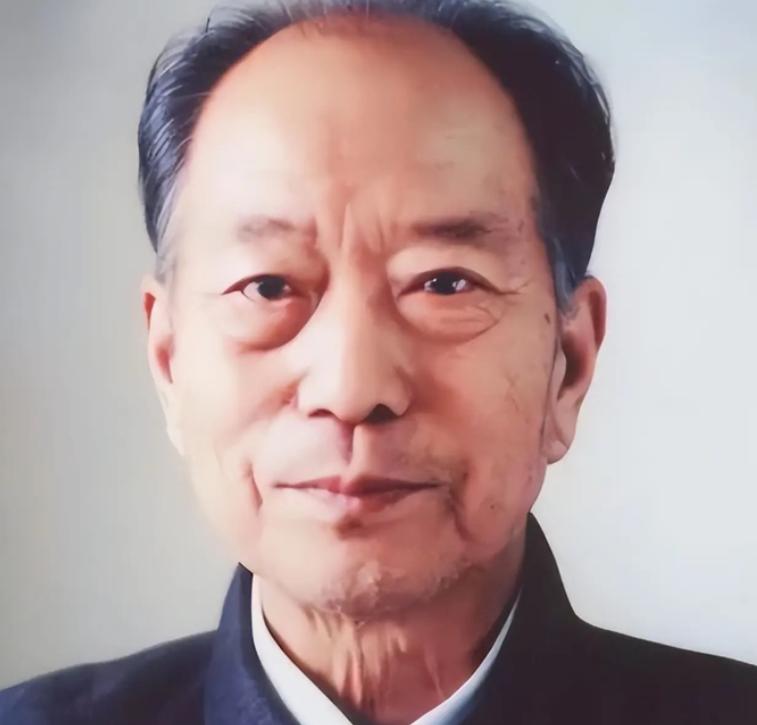 他坐了13年牢，临终都没等到平反。出殡那天，10万人自发赶来送行，墓前立起了上百