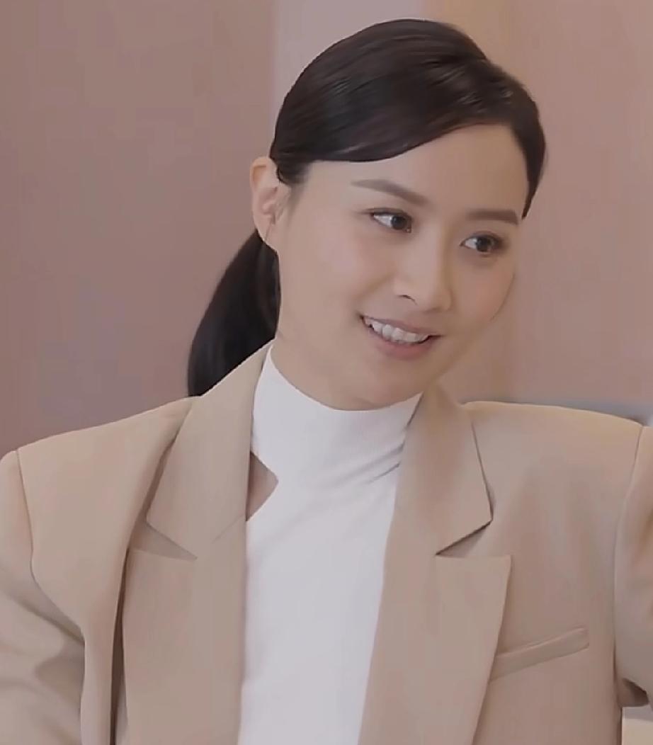 陈法拉这几年没怎么变，还是很漂亮，与黎姿同框，她的气质就不一样。
她这几年一直在