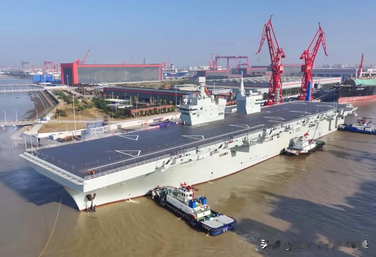 看076两栖攻击舰四川舰的甲板划线，好像全是停放攻击21舰载无人机的，但076也