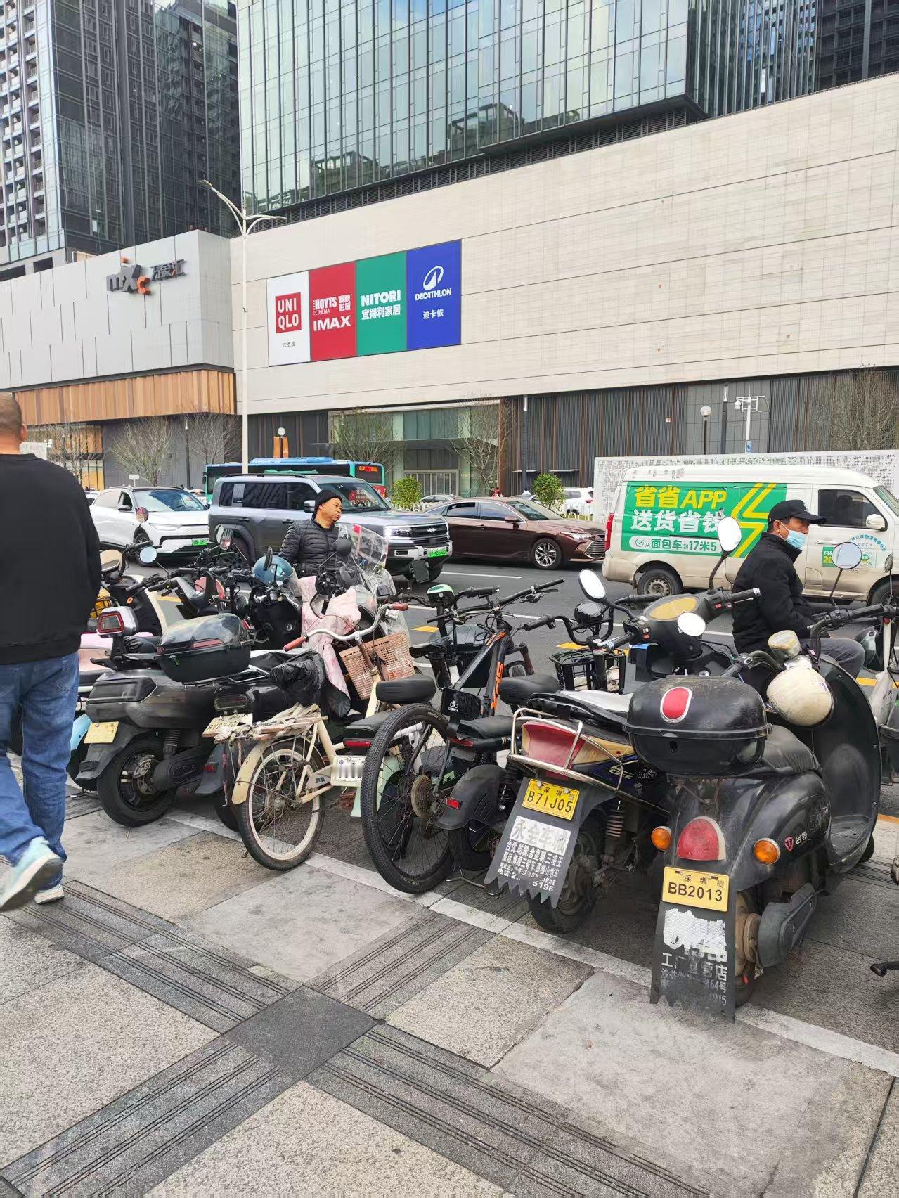 今天被骗了300块，在地铁口被骗的。
骗术非常老套，就是说自己手机被偷了，
要从