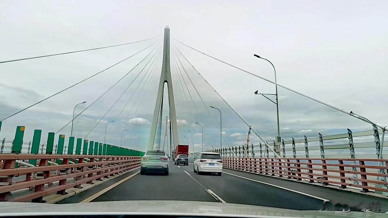 高耸桥塔吊起跨海大桥