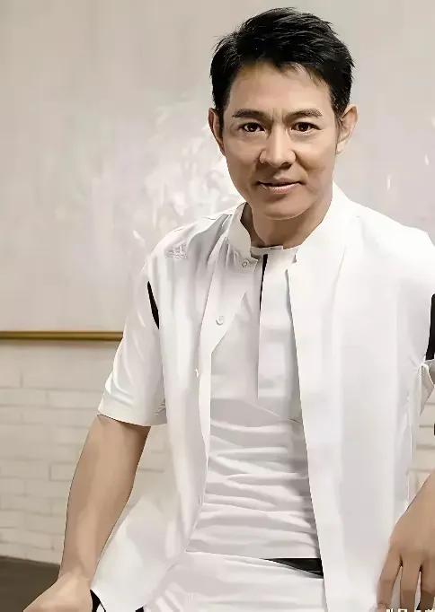 李连杰，作为少林寺最大的功臣，当年让少林寺一炮而红，多少人看了那部《少林寺》后慕
