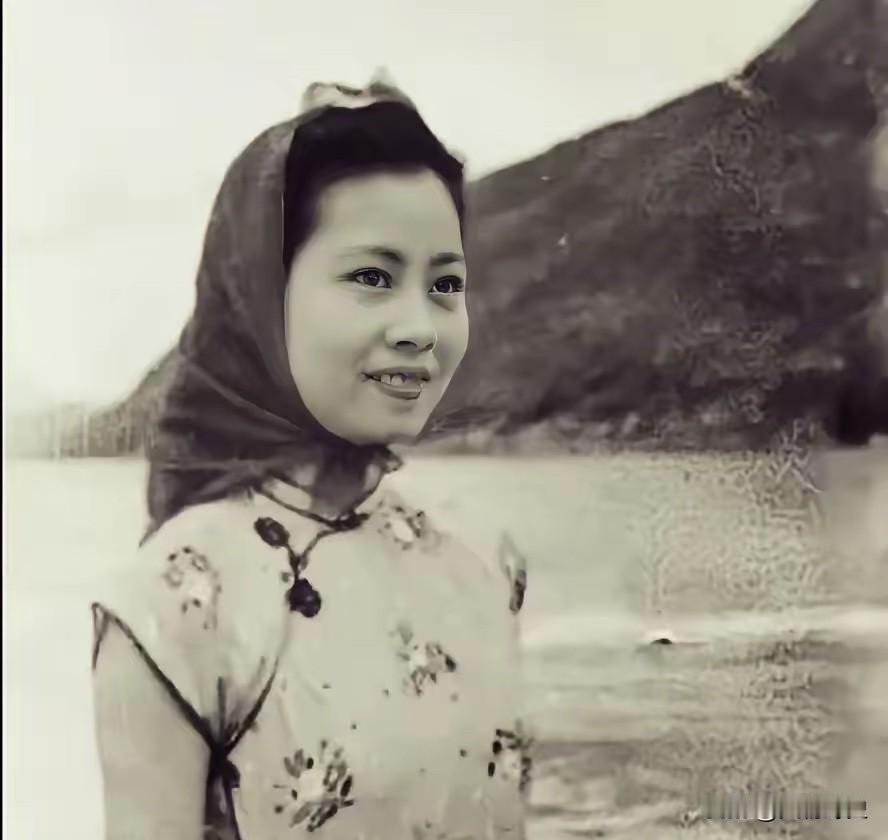 1943年7月，东江纵队情报员孟丽英在广州乘船传递情报时，不幸被叛徒认出并出卖。