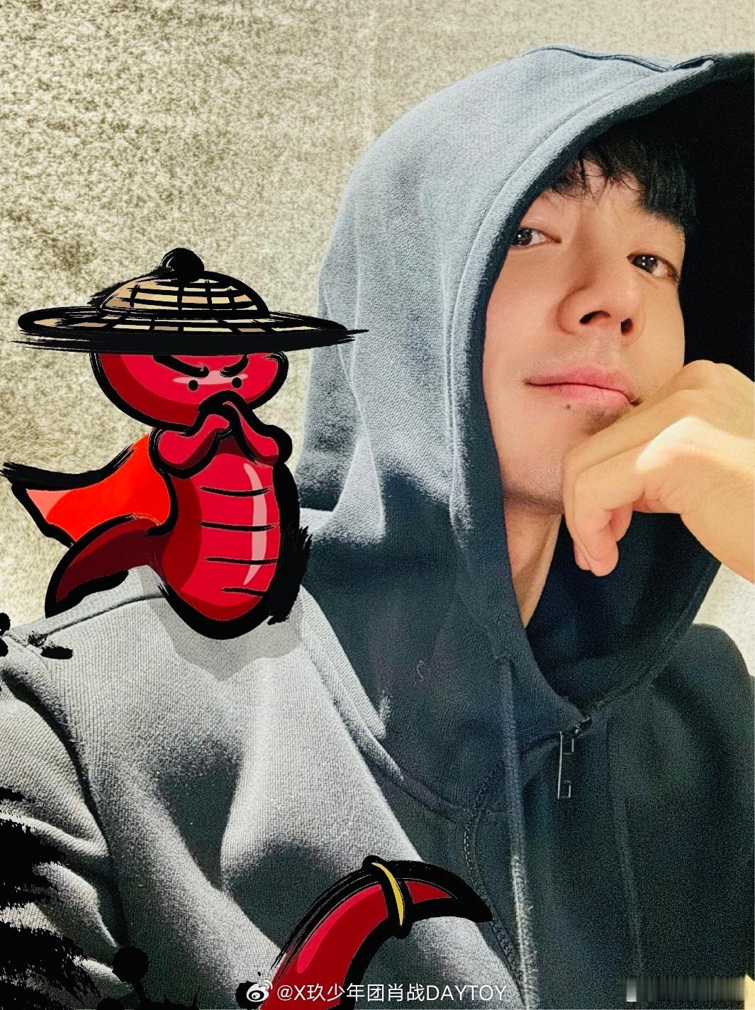 肖战晒照㊗️大家新年快乐，福气满满！ 大年初一一起看电影，我们[射雕]见！ 除夕