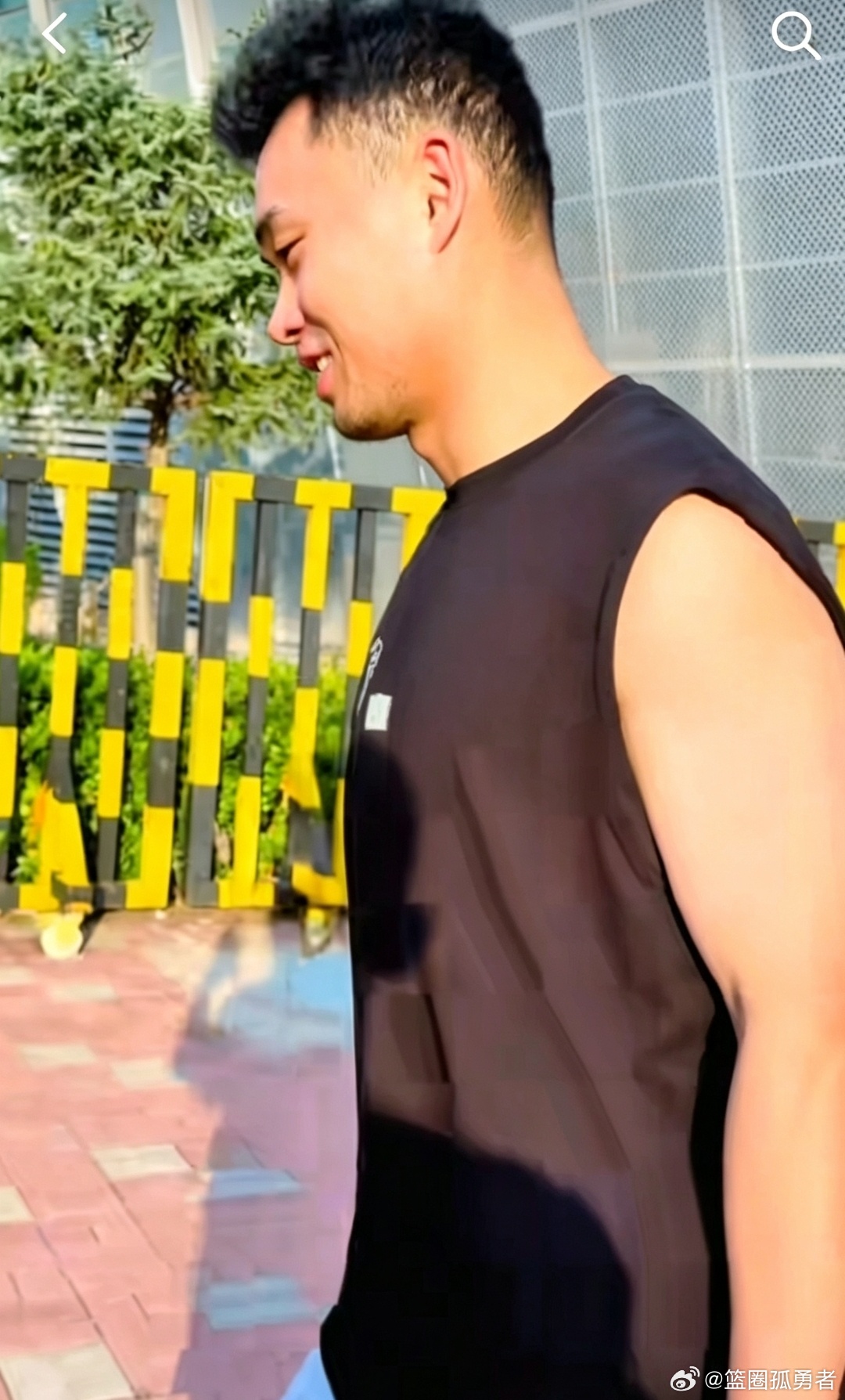 球迷偶遇近期身陷“转会传闻”的山西男篮核心后卫原帅，看着有点小憔悴但心情不错，应