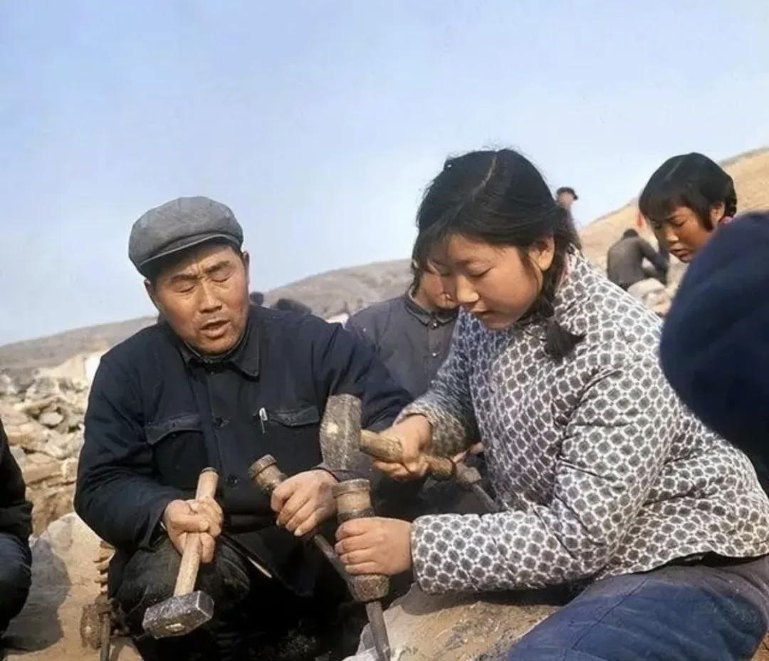 厘米深，把炸药填进洞，雷管连接导火索，然后点燃导火索后迅速躲到安全地带，数着炸响