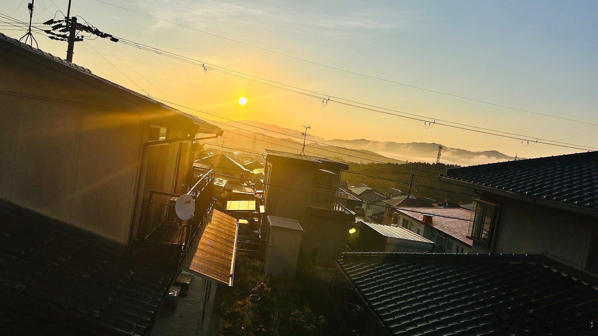 红太阳🌞～～正鼓足了力气，喷薄而出🌅 ​ ​​​早安🙇 ​​​