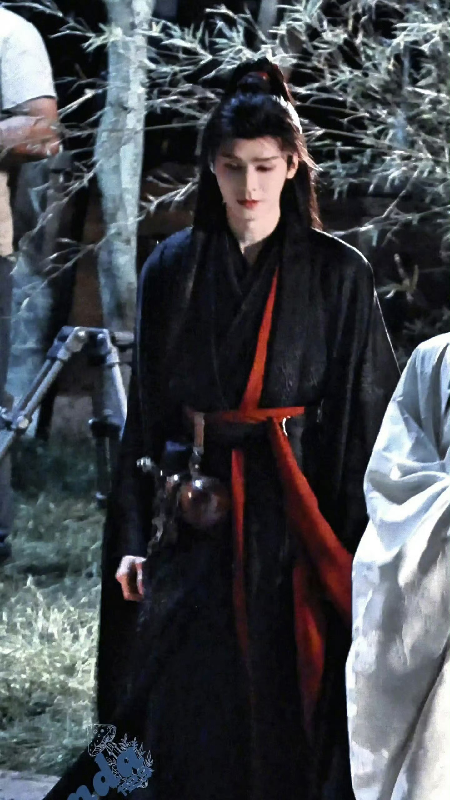 谁懂啊家人们！！看到龚俊这张路透直接原地尖叫！一身黑红古装往那儿一站，腰间别着酒