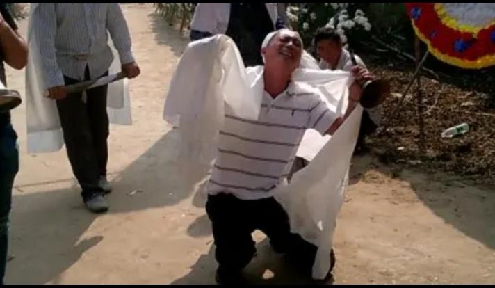 “你们哪个人是大总，这样安排谢客简直是骂人的，我们真的无脸再吃饭了。”这是丧者二