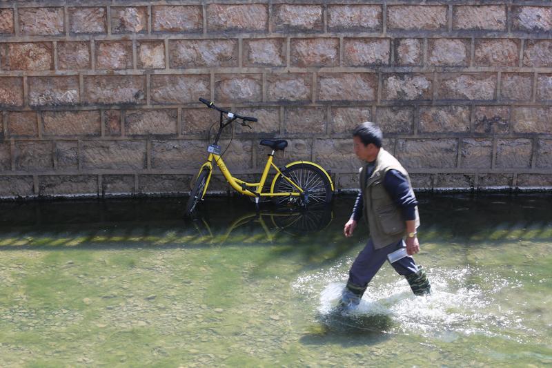 12月28日河北邯郸，单车回收员追回摩拜单车遭阻拦，大爷大喊：这是我从河里捞的，