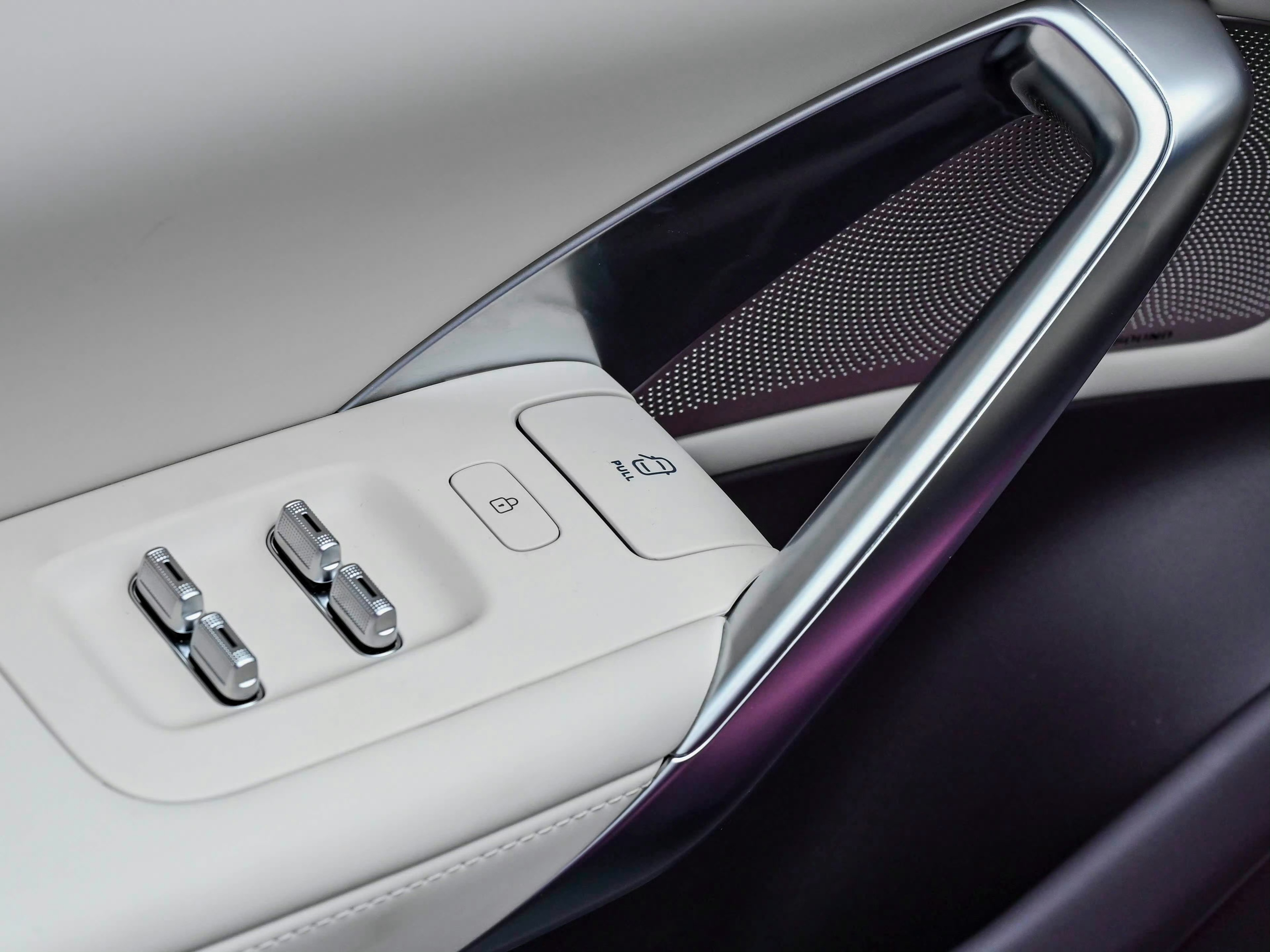 尚界Z7系列还有个好设计～车内开门按键，电子+机械二合一，轻拉触发电子开关，深拉