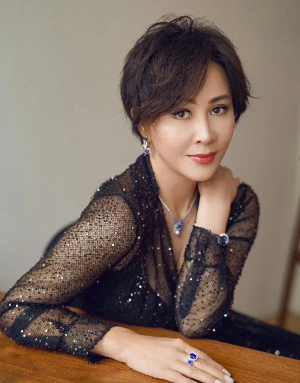 演员，刘嘉玲说，我和梁朝伟一直没有孩子，是我们自己决定不要，尤其是梁朝伟，他一早