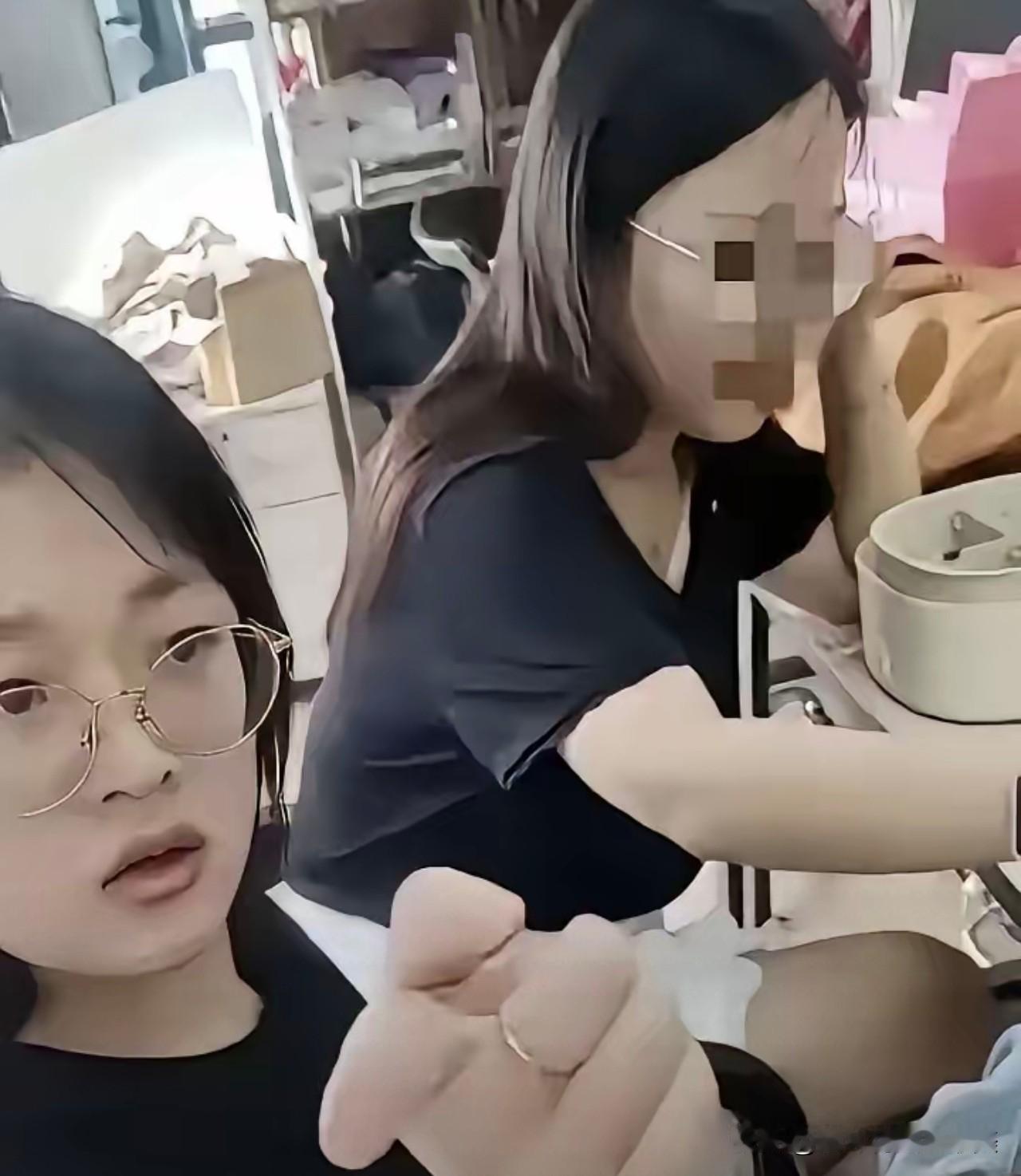 大家发现了没？

白嫖姐她身边那位姐妹非常的淡定是不是，

在视频里我们可以看到