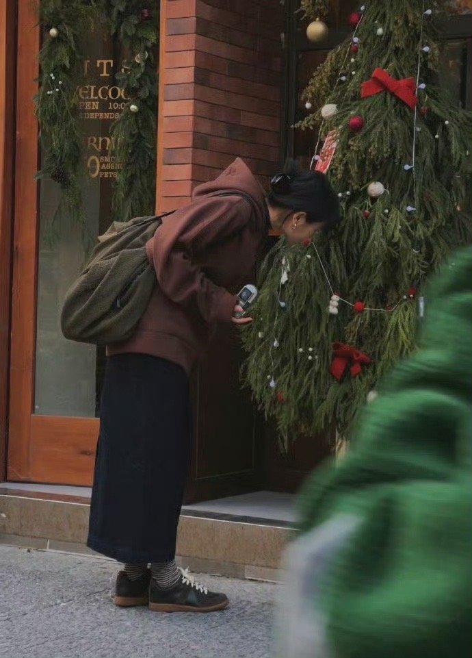 我们继续往前走，努力勇敢去生活，直至某年某月走在一处深深庭院里发怔，忽然就闻到栀