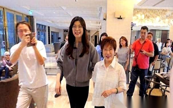 有些场面，光是站着，就需要浑身的力气。
聚光灯“啪”一下全打过来，几十个话筒恨不