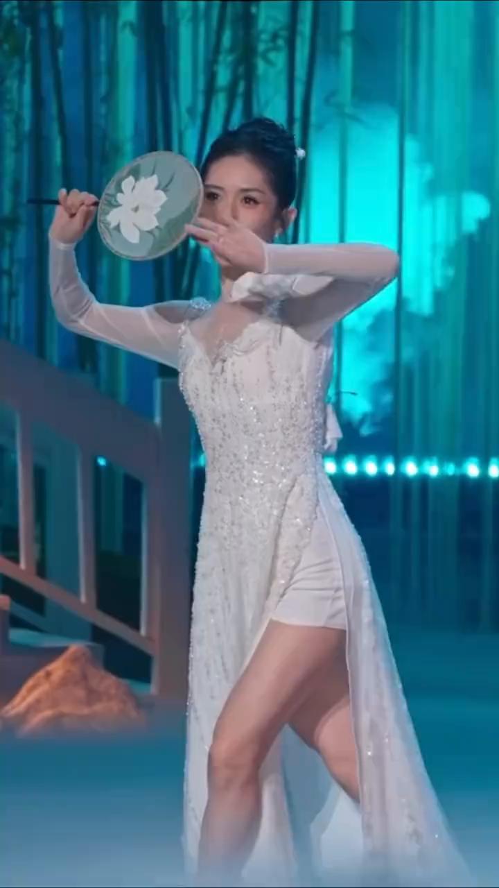 我不会是最后一个知道的吧？原来谢娜演唱会的门票钱根本覆盖不了支出。虽然被很多人嘲