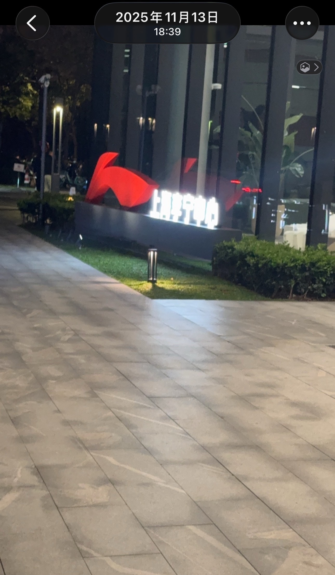 去年11月13号晚上6点多，我到上海的李宁中心门店去看鞋，拍了一张照片12个小时